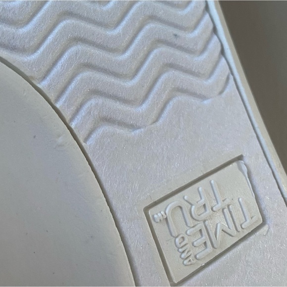 White slip on sneaker - no tie - Picture 7 of 9